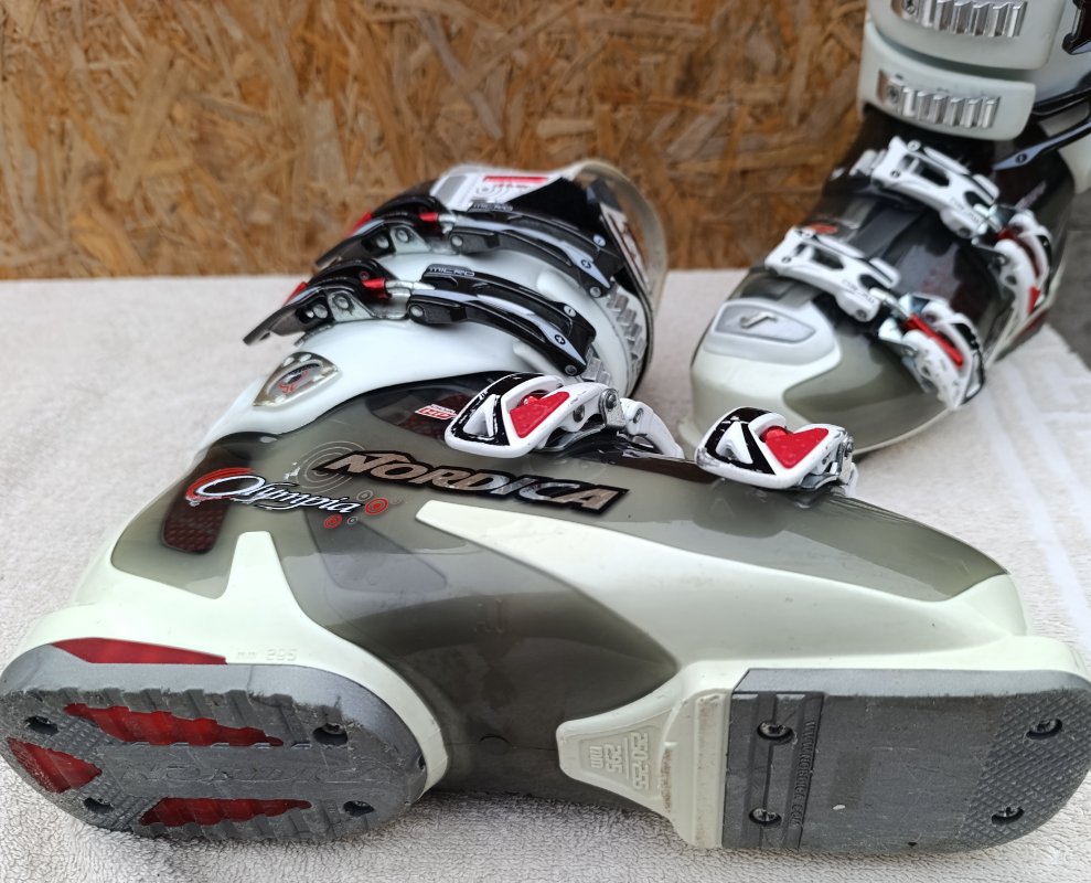 Lyžařská přilba UVEX - velikost 51-55